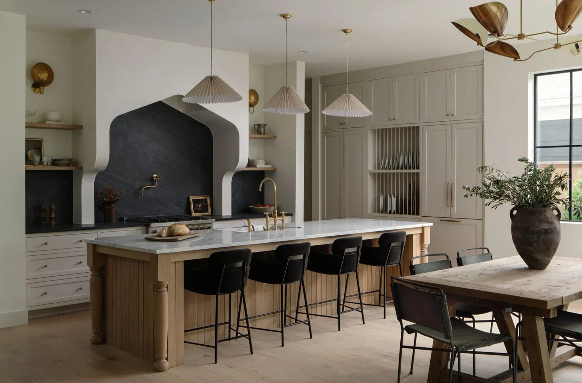 Between Curves and Beams: A Texas Home Framed by Light